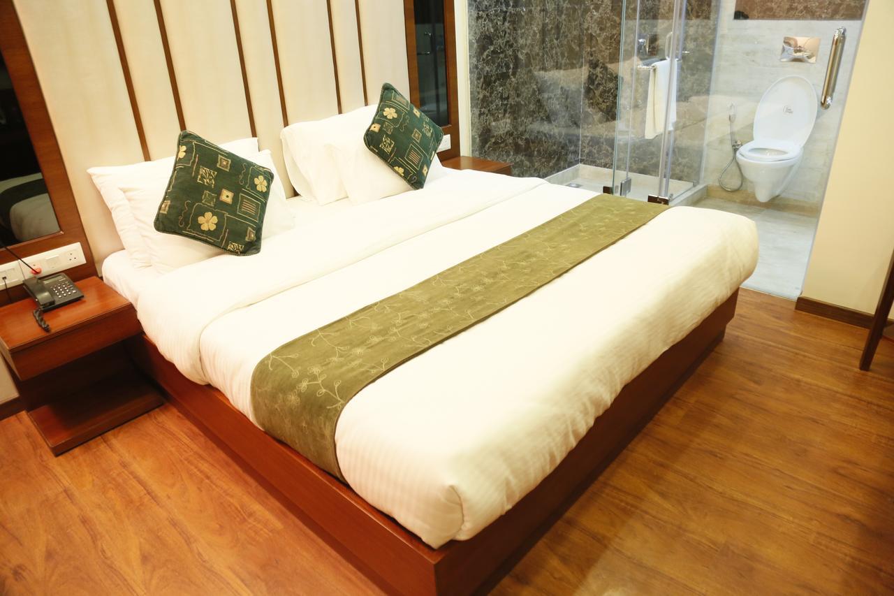 Hotel Grand Ffour Nuova Delhi Esterno foto
