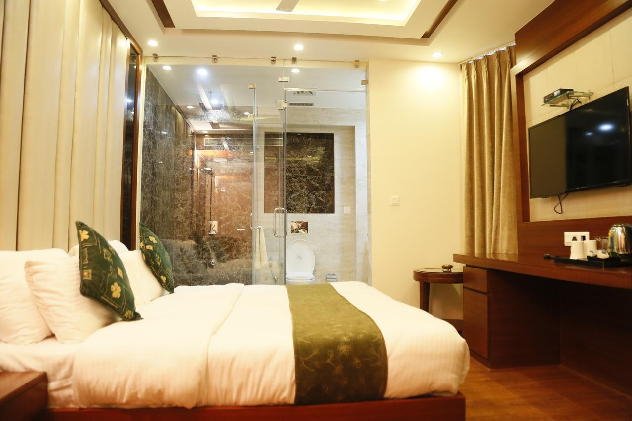 Hotel Grand Ffour Nuova Delhi Esterno foto