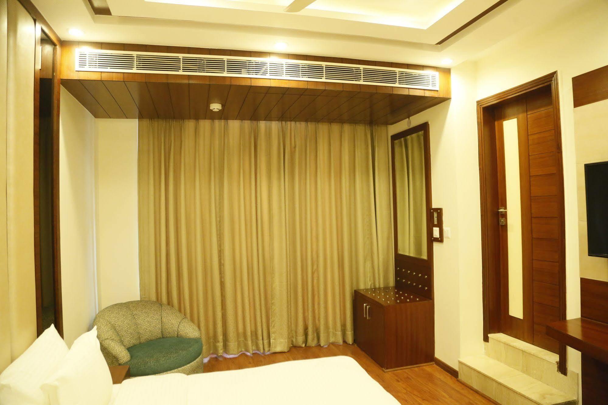 Hotel Grand Ffour Nuova Delhi Esterno foto