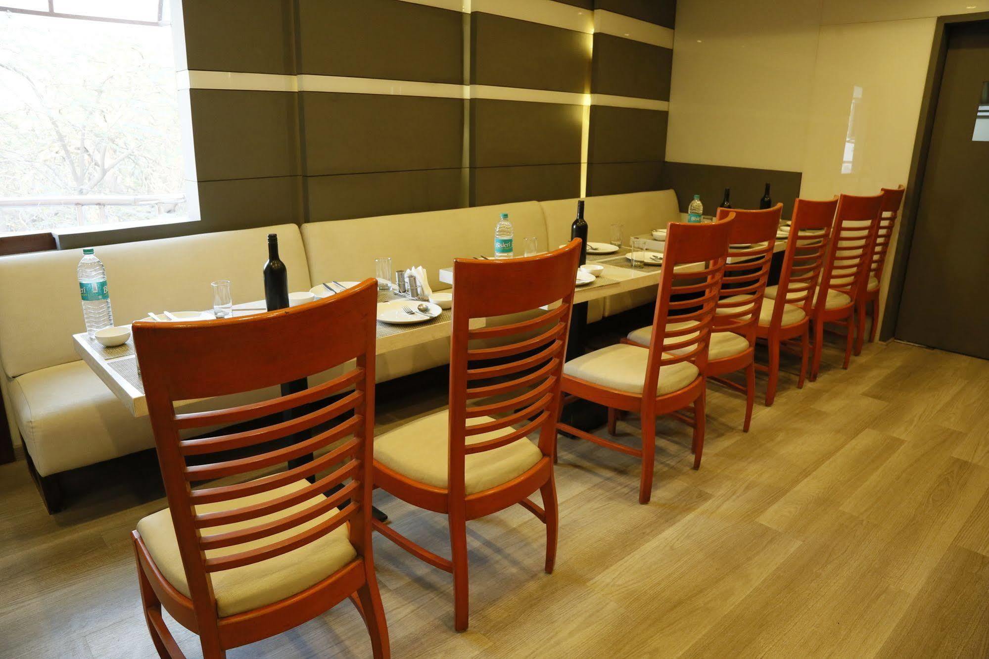 Hotel Grand Ffour Nuova Delhi Esterno foto