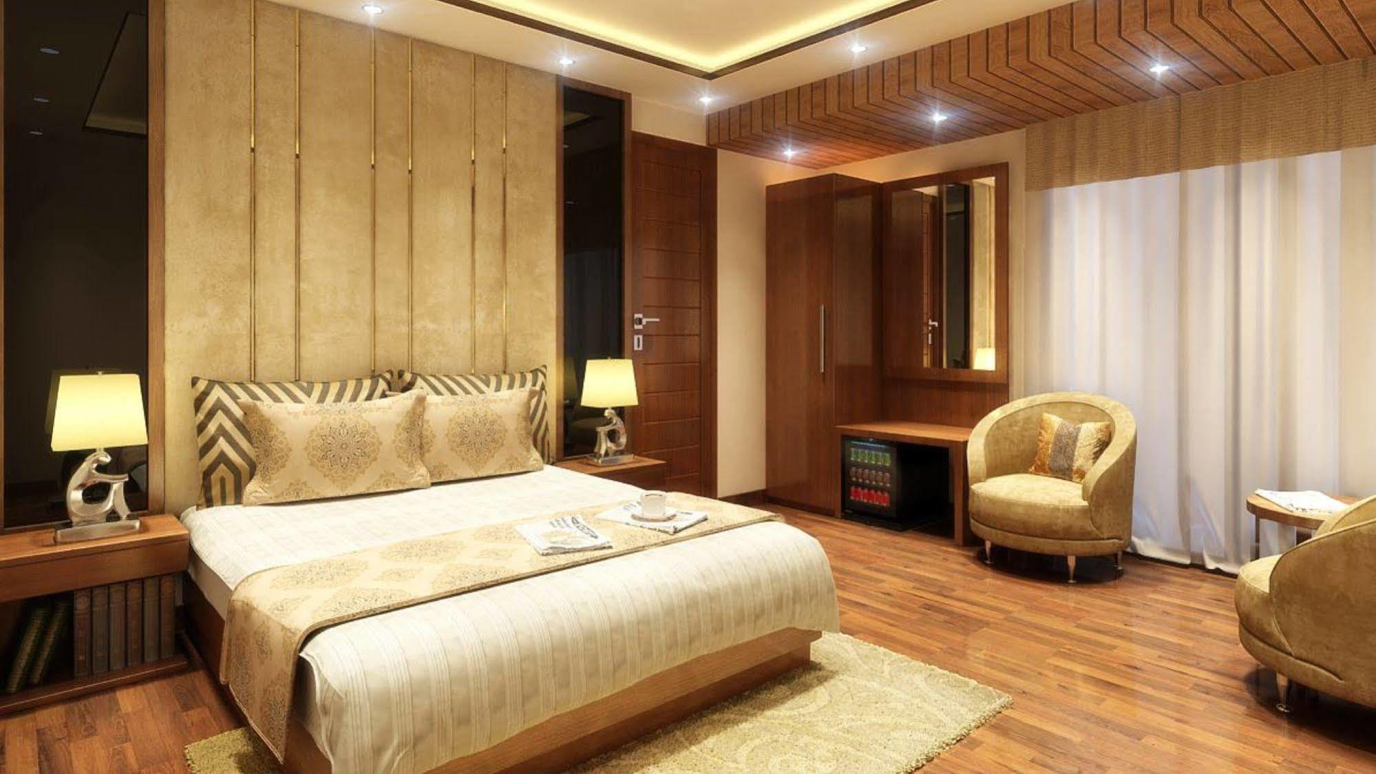 Hotel Grand Ffour Nuova Delhi Esterno foto